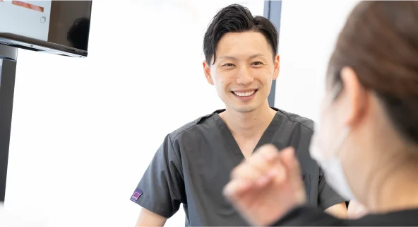 患者様に説明する歯科医師