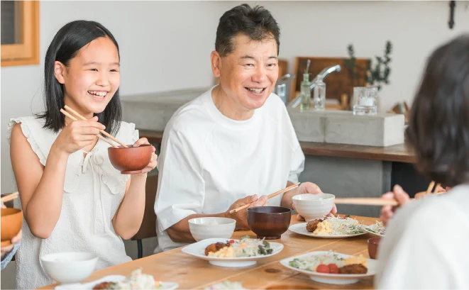 美味しく食事を楽しむ様子