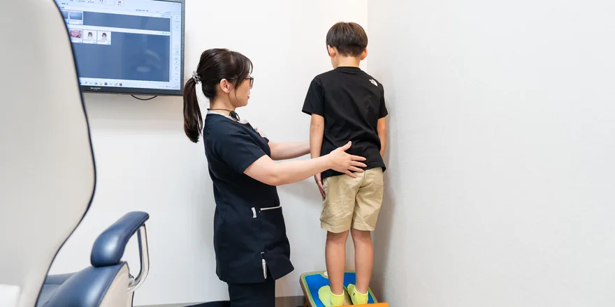 姿勢チェックを受ける子ども