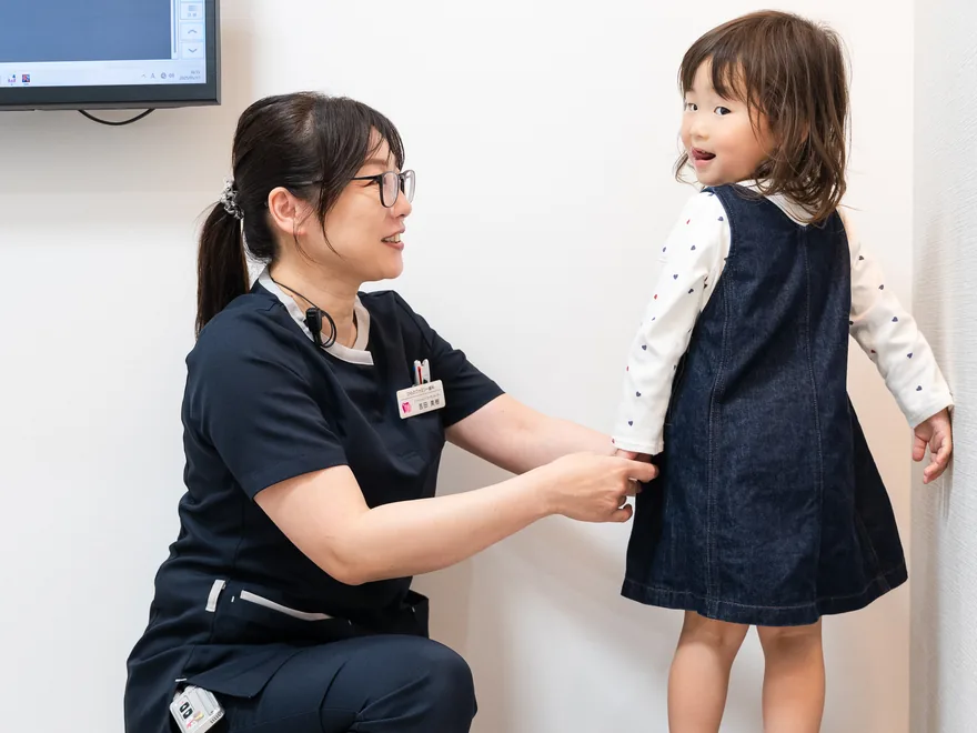 姿勢のチェックを受ける子ども