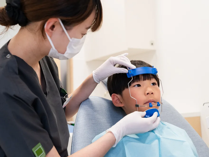 顎顔面矯正の装置を調整する様子