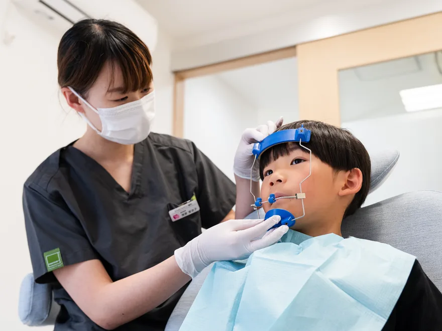 顎顔面矯正の装置を調整する様子