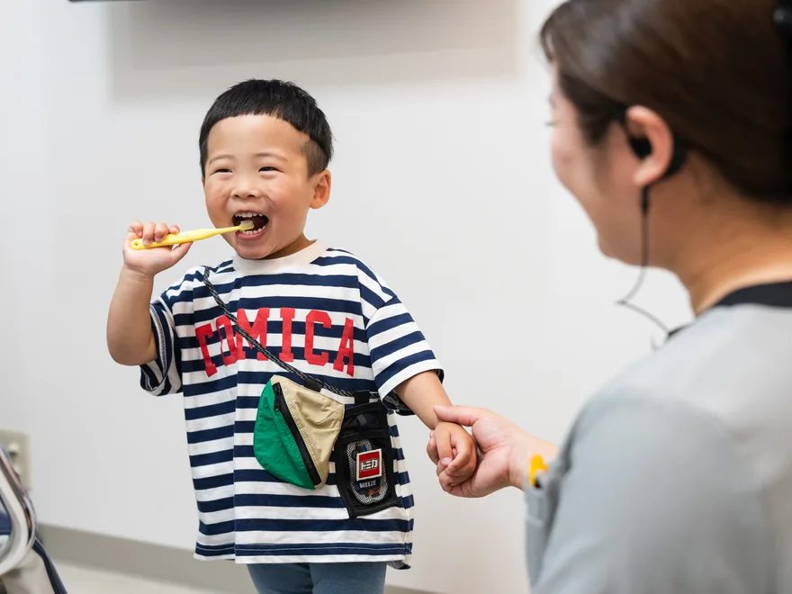 歯みがきの練習をする子ども