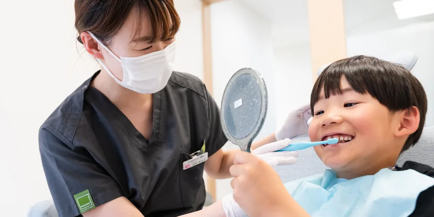 歯みがき指導を受ける子ども